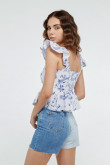 Blusa manga sisa blanca con flores azules y golas en hombros