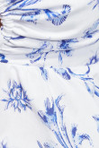 Blusa manga sisa blanca con flores azules y golas en hombros