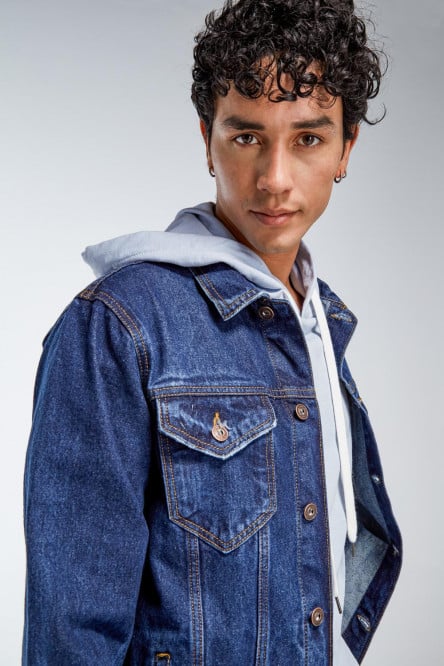 Chaqueta de jean azul oscuro con bolsillos y botones metálicos