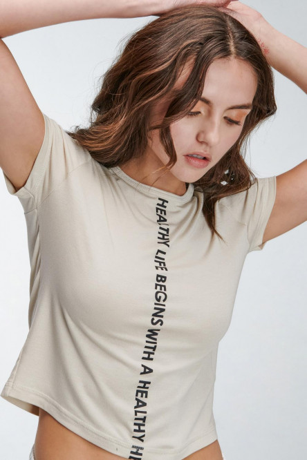 Camiseta crop top unicolor con estampado de letras en medio