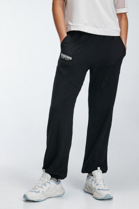 Pantalón negro jogger con estampado en contraste y botas amplias