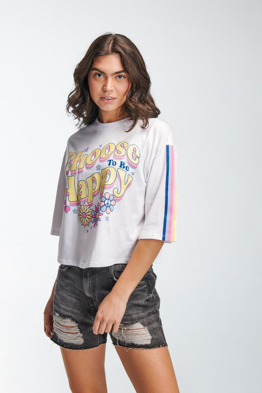 Camiseta unicolor manga corta con diseños coloridos estampados