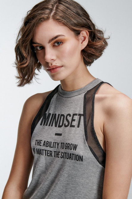 Camiseta para mujer sin mangas con estampado en frente y detalle en malla.