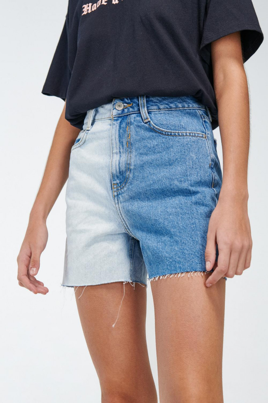 Short azul medio en jean con tiro súper alto y efecto en degradé