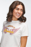 Camiseta cuello redondo unicolor con diseño de letras y alas