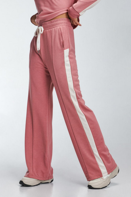 Pantalón rosado jogger con franjas blancas laterales y bota amplia