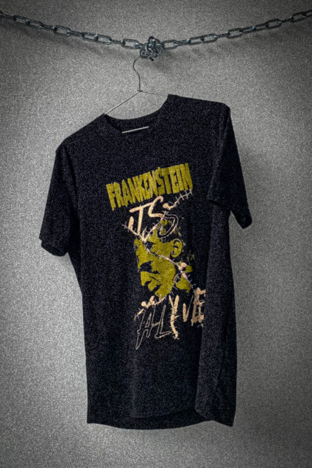 Camiseta negra con estampado de Frankenstein y manga corta
