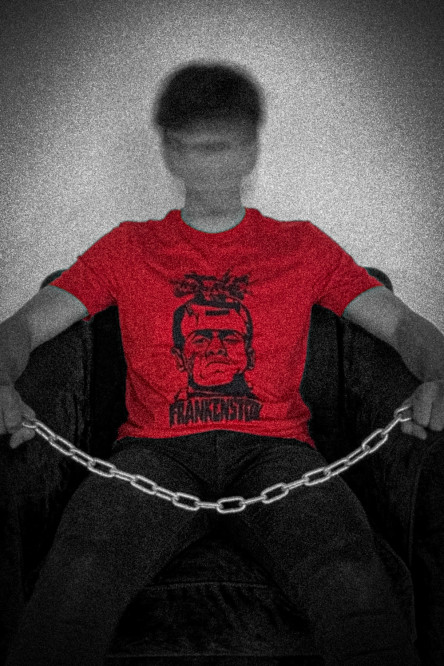 Camiseta roja oscura manga corta con estampado negro de Frankenstein
