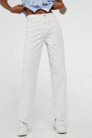 Jeans blancos para mujer, un clásico que está de regreso