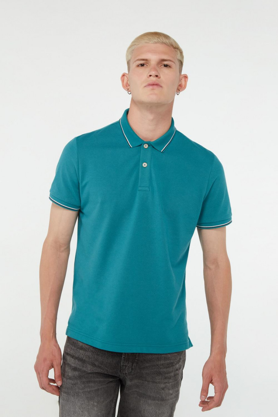 Camiseta unicolor tipo polo con detalles tejidos