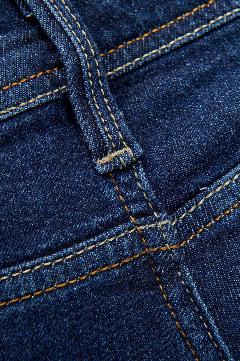 Jean skinny azul intenso con tiro bajo y costuras bicolores en contraste
