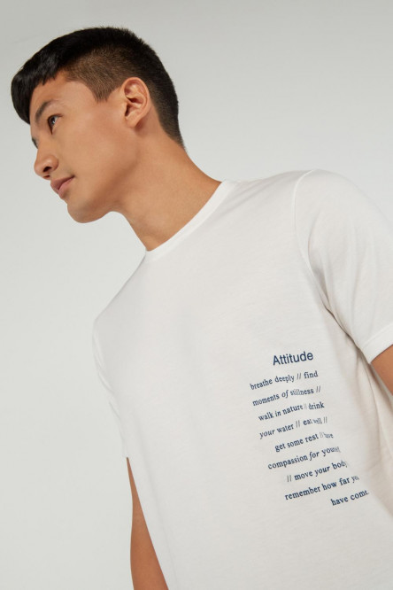 Camiseta unicolor con letras estampadas y mangas cortas