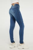 Jean push up azul oscuro con rotos en frente y pretina ancha