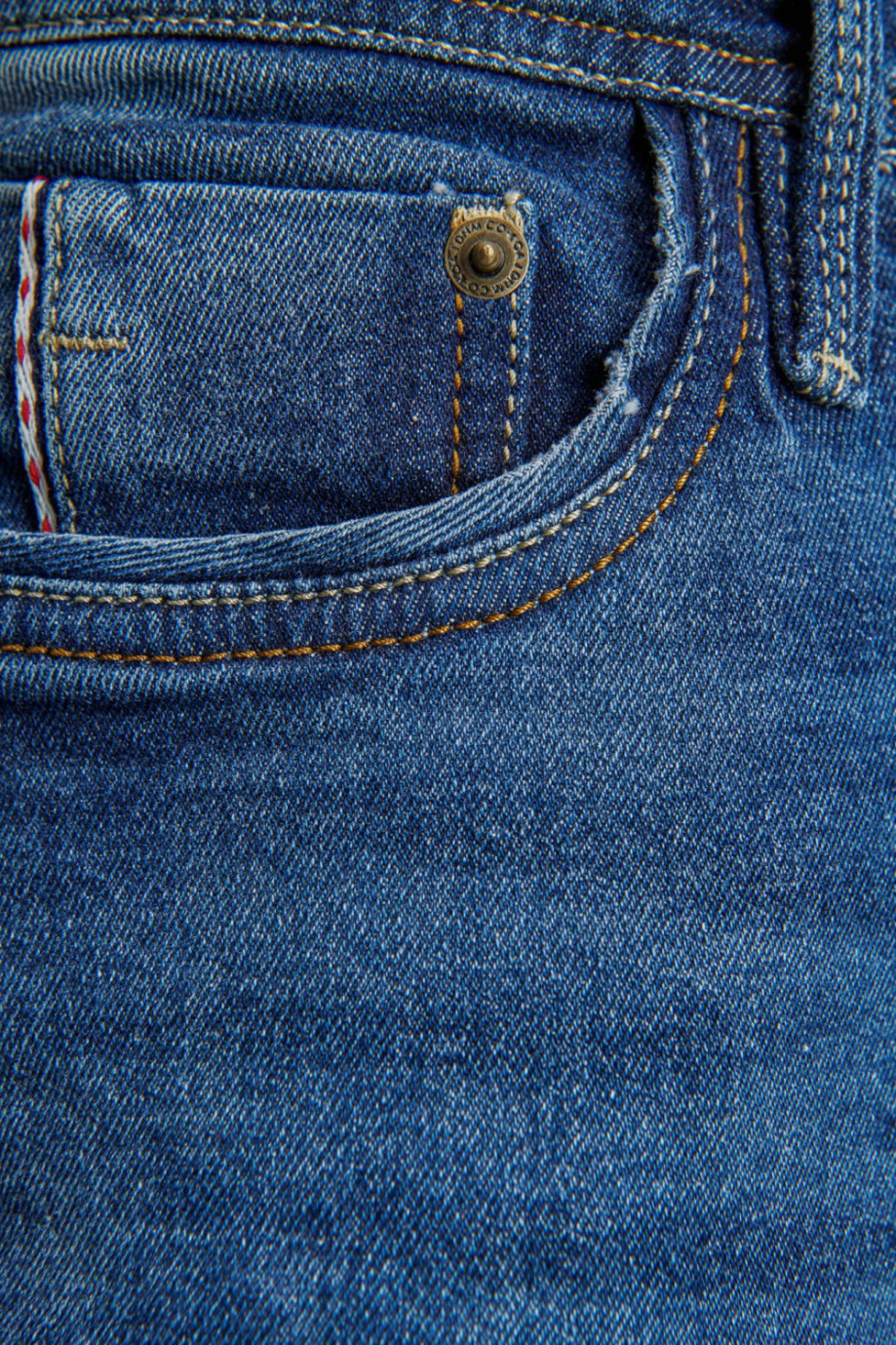 Jean azul oscuro tipo skinny fit con detalles en láser