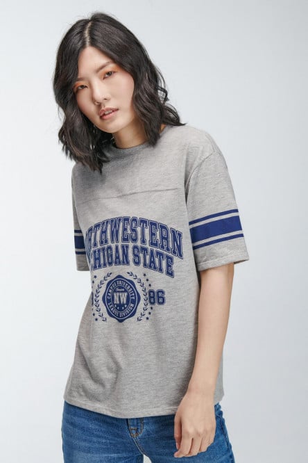 Camiseta gris medio cuello redondo con estampados college
