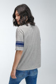 Camiseta gris medio cuello redondo con estampados college