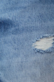 Bermuda de jean azul claro con deshilado en bordes y rotos
