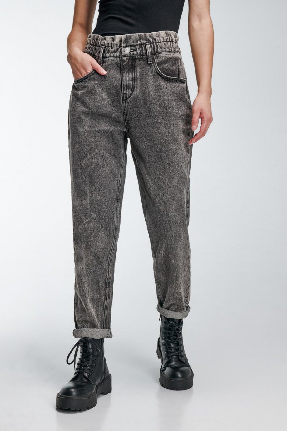 Jean paperbag gris oscuro con bota recta y elástico en la cintura