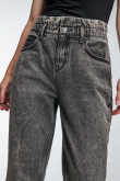 Jean paperbag gris oscuro con bota recta y elástico en la cintura