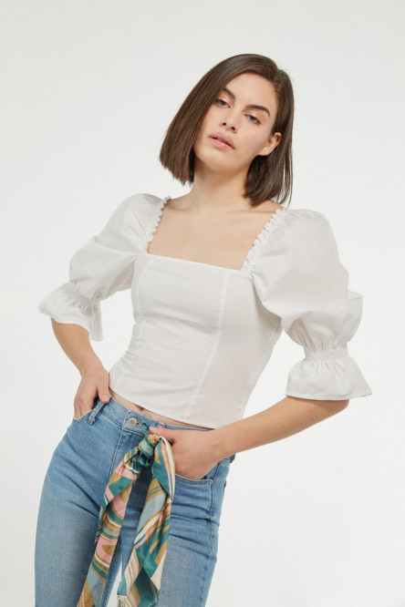 Blusa crema clara con escotes cuadrados y mangas ¾