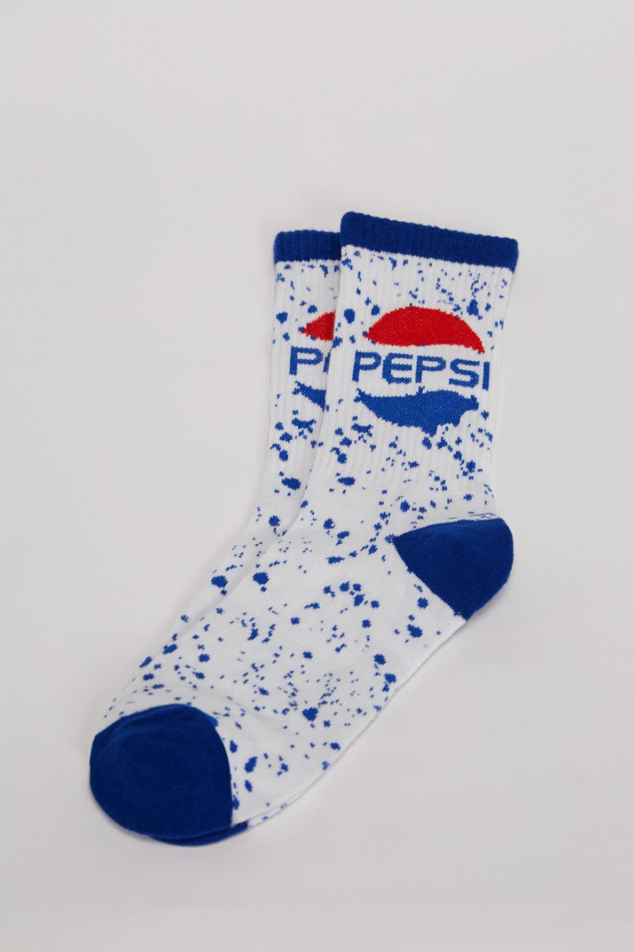 Medias blancas largas con contrastes azules y motivo de Pepsi
