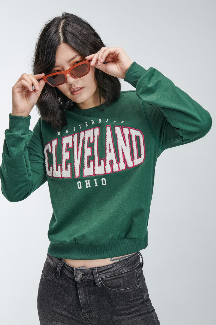 Buzo verde medio con estampado college de Cleveland y cuello redondo