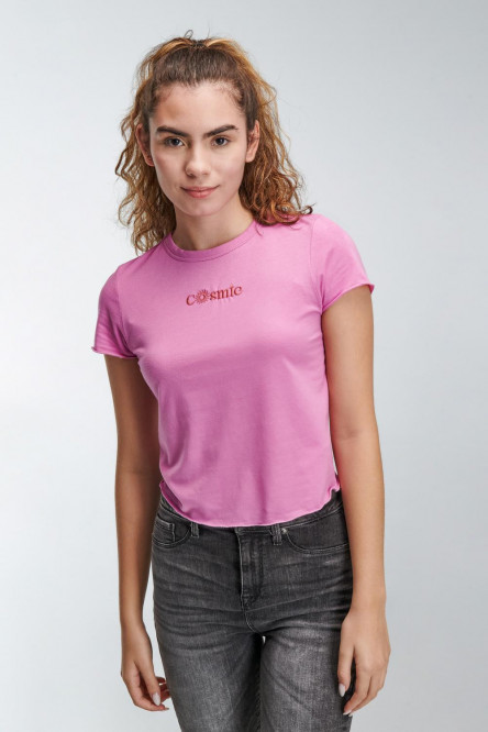 Camiseta cuello redondo crop top rosada intensa con bordado de letras