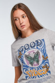 Camiseta gris con estampado de mariposa y cuello redondo