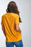 Camiseta manga corta amarilla intensa con arte de mariposa y letras