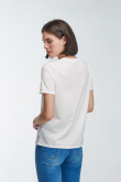 Camiseta unicolor con estampado en frente y cuello redondo