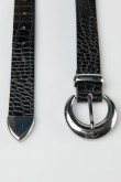 Cinturón en cuerina negro con hebilla, puntera y pasador metálicos