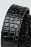 Cinturón en cuerina negro con hebilla, puntera y pasador metálicos