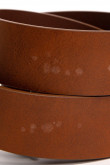 Cinturón en cuerina café medio con hebilla cuadrada plateada
