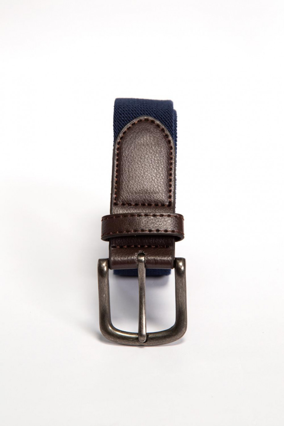 Cinturón azul intenso con mezcla de materiales y hebilla metálica