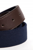 Cinturón azul intenso con mezcla de materiales y hebilla metálica