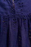 Blusa manga larga azul intensa con texturas de encaje