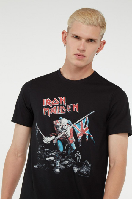 Camiseta negra con estampado de Iron Maiden y manga corta