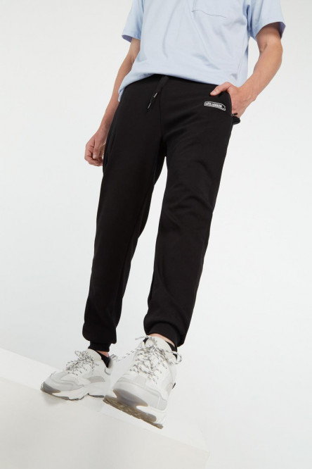 Pantalón jogger negro con elástico en pretina y letras estampadas