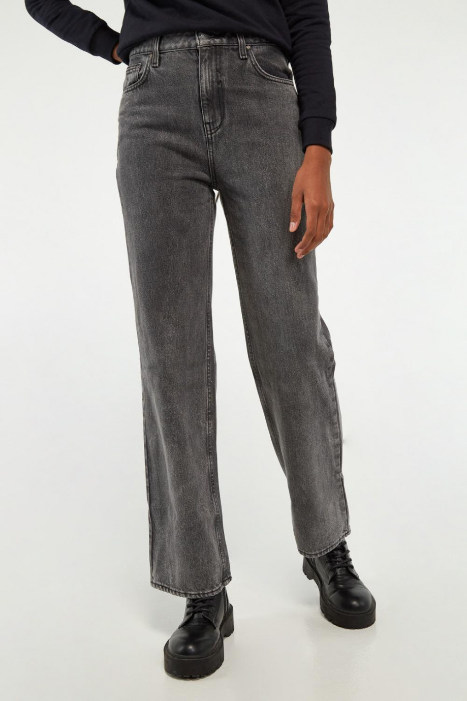 Jean ancho 90´S gris oscuro con tiro alto y botas amplias