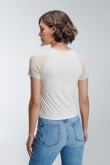 Camiseta crema clara con estampado de hongos y manga ranglan corta