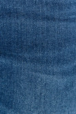 Jean carrot azul oscuro con tiro bajo y detalles en láser