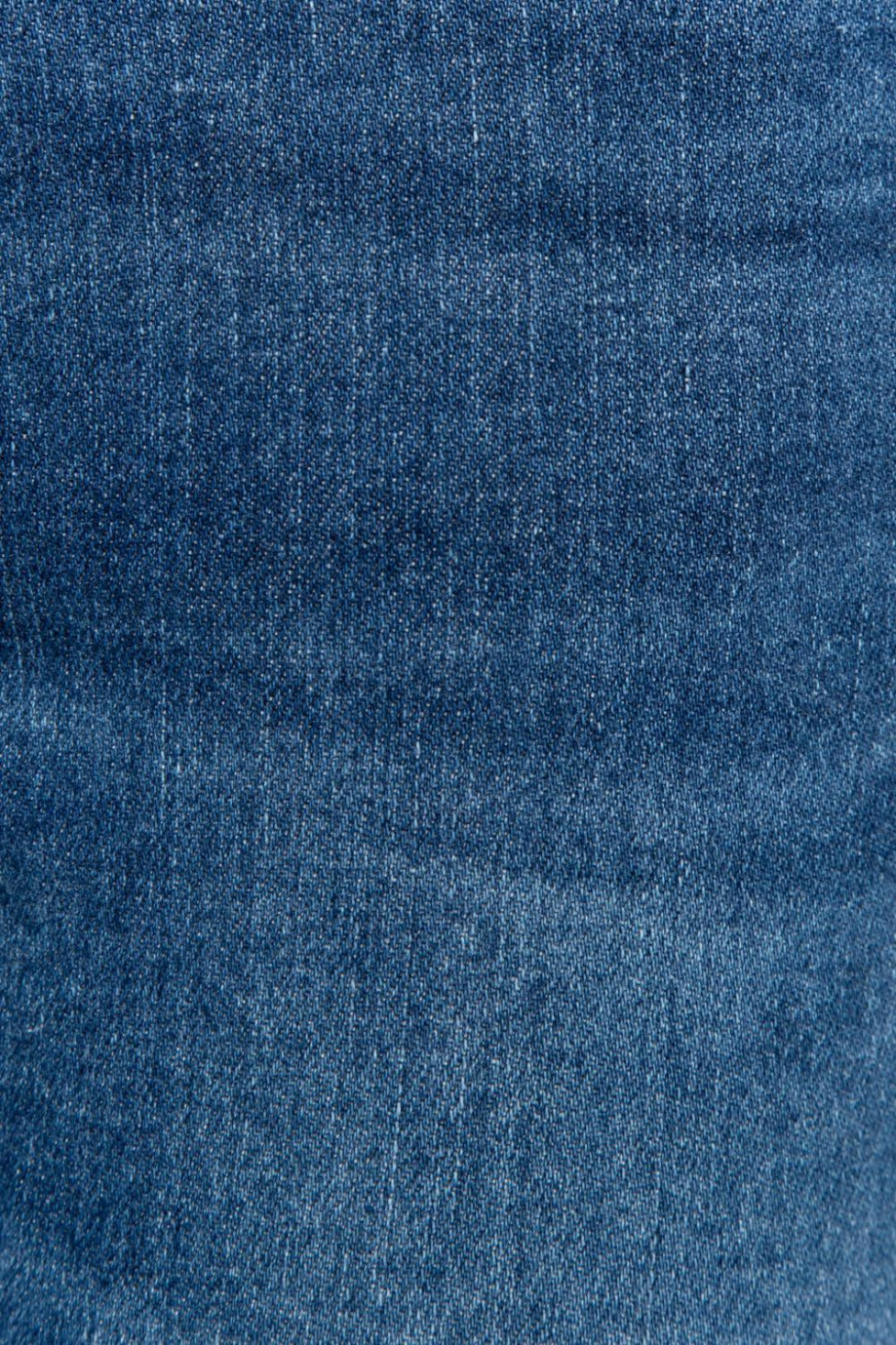 Jean carrot azul oscuro con tiro bajo y detalles en láser