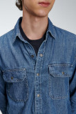 Camisa azul oscura en jean manga larga con bolsillos de tapa