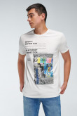 Camiseta crema con arte futurista en frente y manga corta