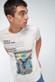 Camiseta crema con arte futurista en frente y manga corta