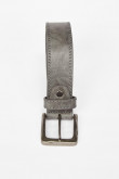 Cinturón en cuerina gris oscuro con hebilla metálica cuadrada