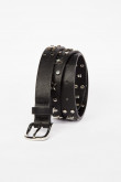 Cinturón en cuerina negro con hebilla metálica cuadrada