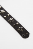 Cinturón negro con hebilla cuadrada, estrellas y taches metálicos