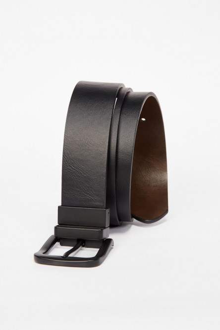 Cinturón negro de textura lisa con hebilla cuadrada metálica