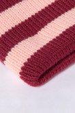 Gorro tejido rosado medio con diseño de rayas horizontales